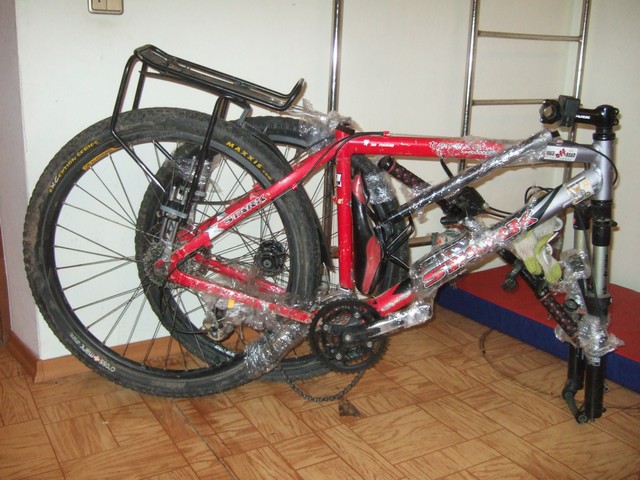 Велосипед со снятым передним колесом перед упаковкой