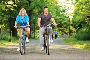 Красивая пара катается на велосипедах