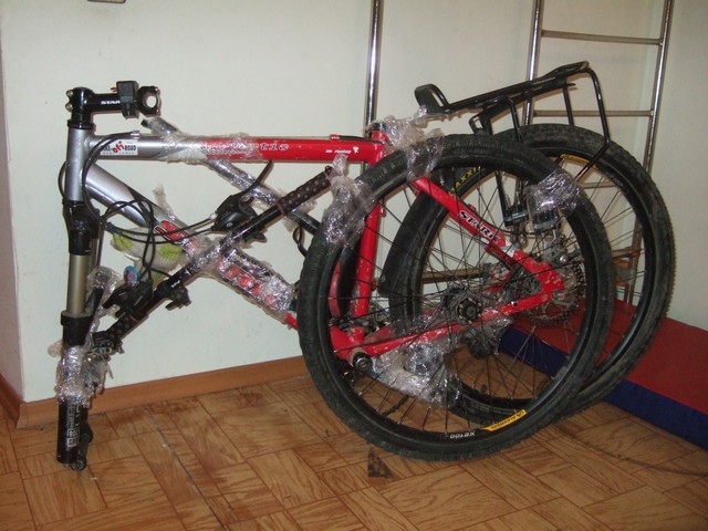 Велосипед со снятым передним колесом перед упаковкой в стрейч-пленку