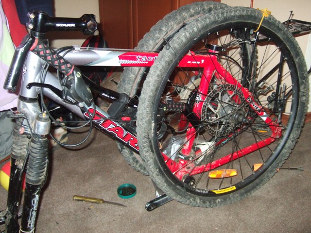 Велосипед с двумя снятыми колесами перед упаковкой