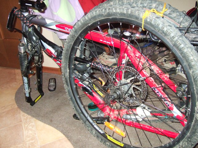 Велосипед с двумя снятыми колесами перед упаковкой
