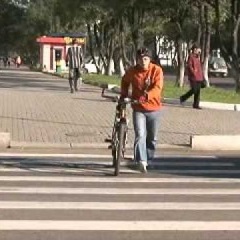 Велосипедист на пешеходном переходе